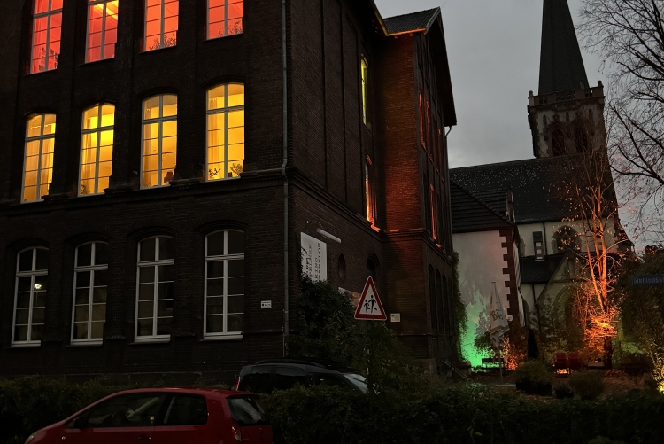 Kulturzentrum Pelmke in oranger Beleuchtung